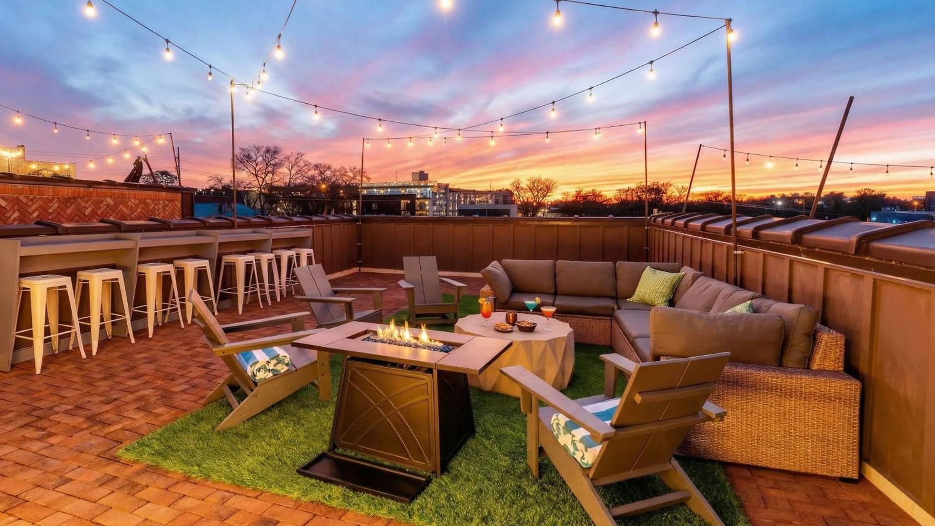 Skyline Views With Double Rooftop Deck & Game Holiday home