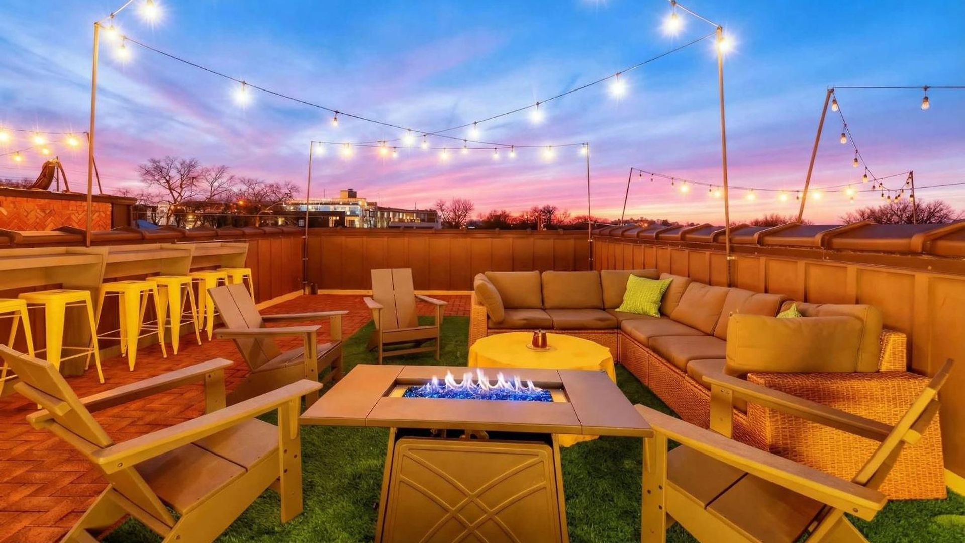 Skyline Views With Double Rooftop Deck & Game Holiday home Nashville