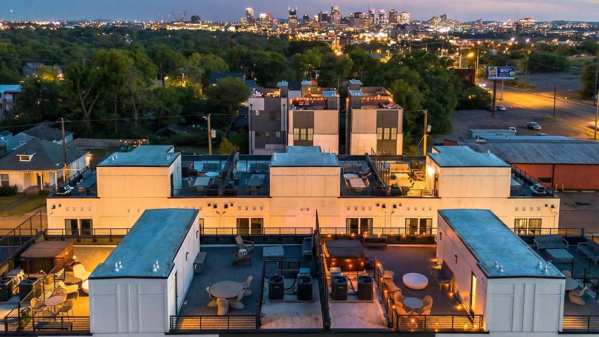 Luxe 4br Retreat With Rooftop Fire Pit & Garage *