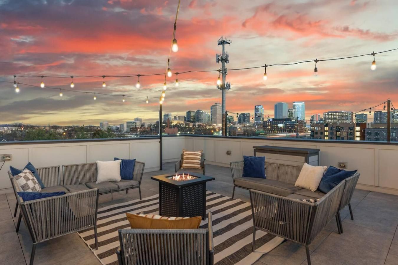 View Only 1 Mile To Downtown With Garage And Rooftop