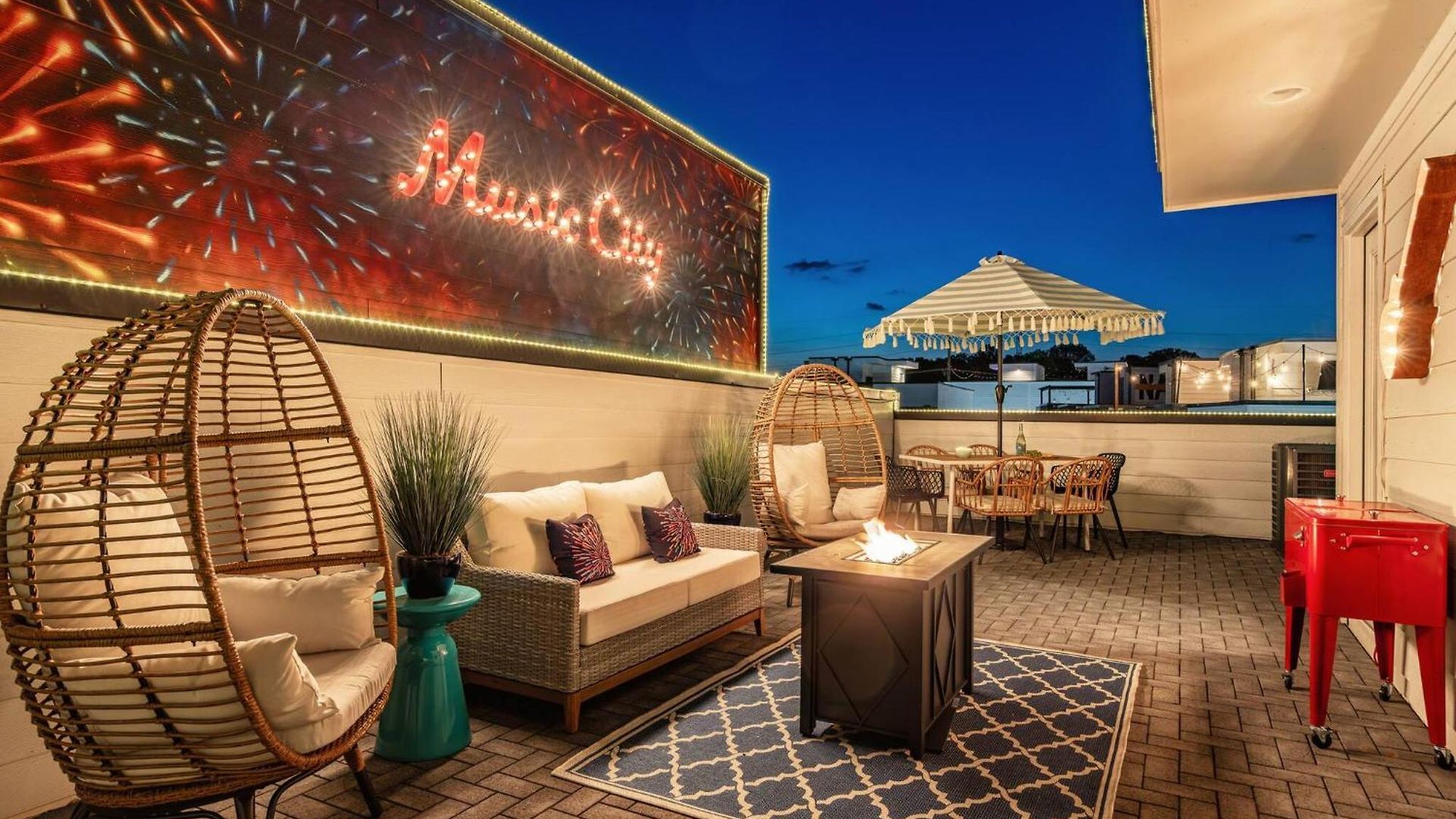 Skyline Rooftop • Game • Sonos Audio Holiday home *