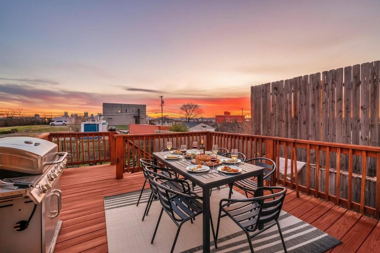 Game Balcony Backyard Near Downtown Nash *