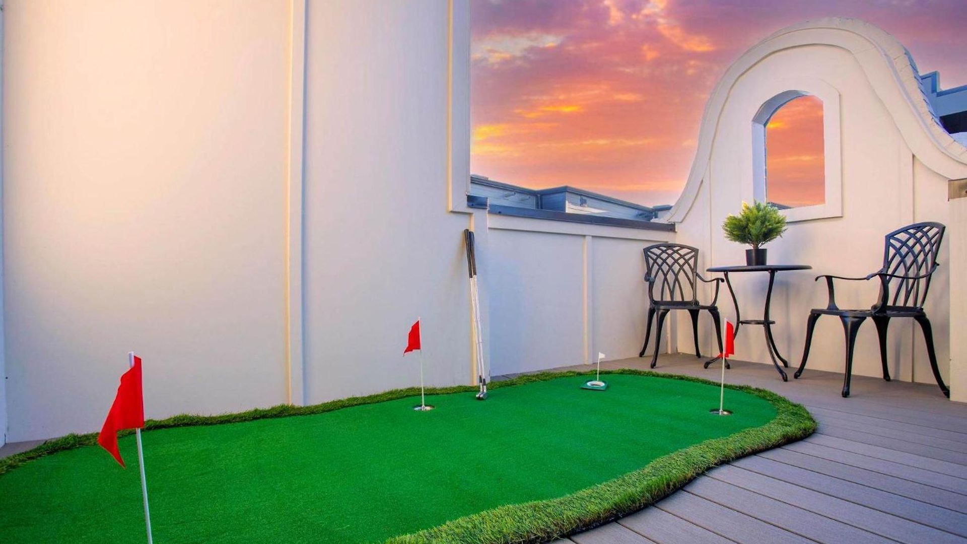 Holiday home 2 Homes! Broadway Views, Rooftops & Karaoke
