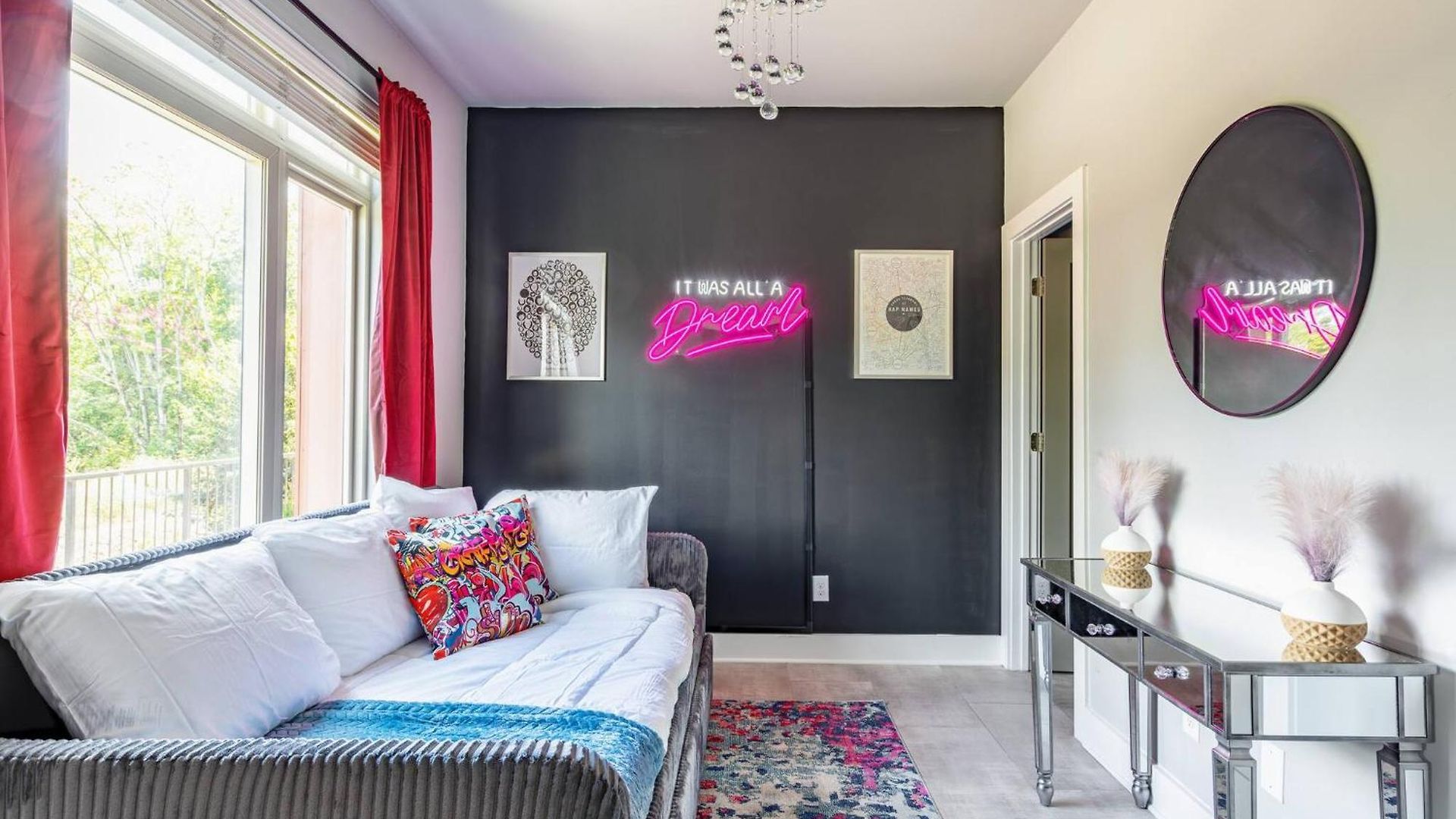 Skyline Rooftop • Game • Sonos Audio Holiday home