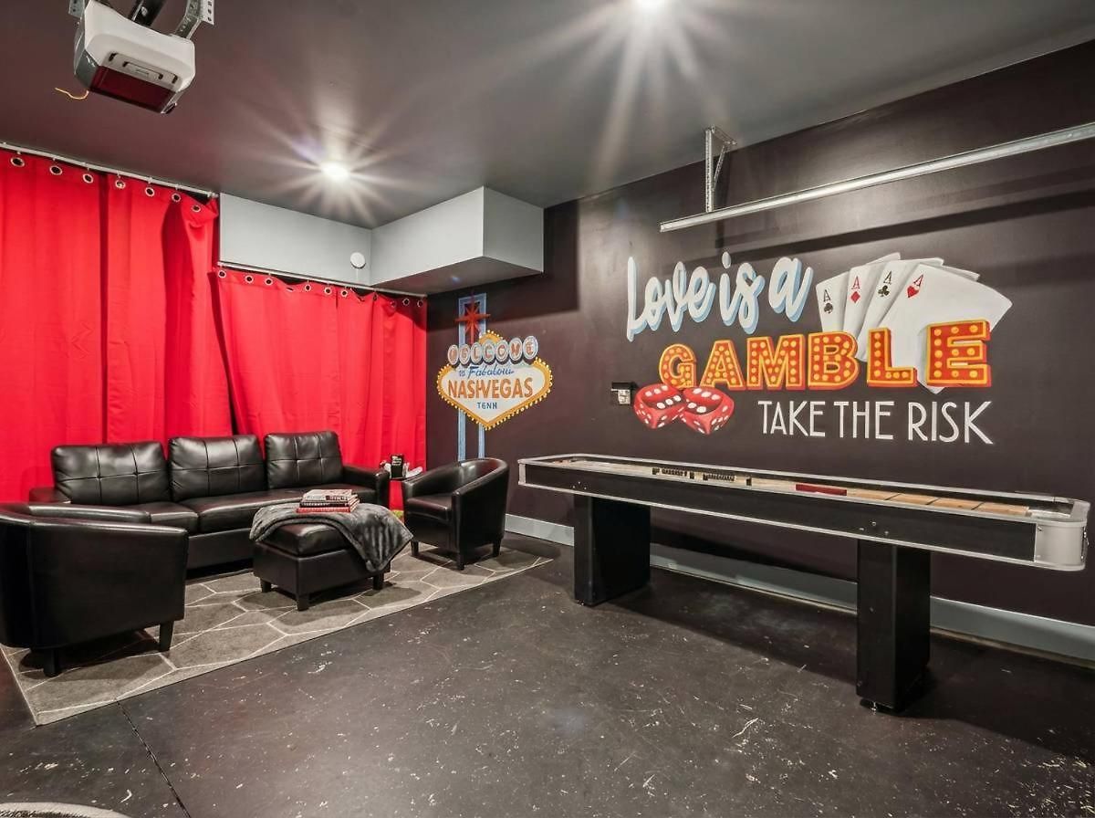 Private With Rooftop Game Near Downtown *