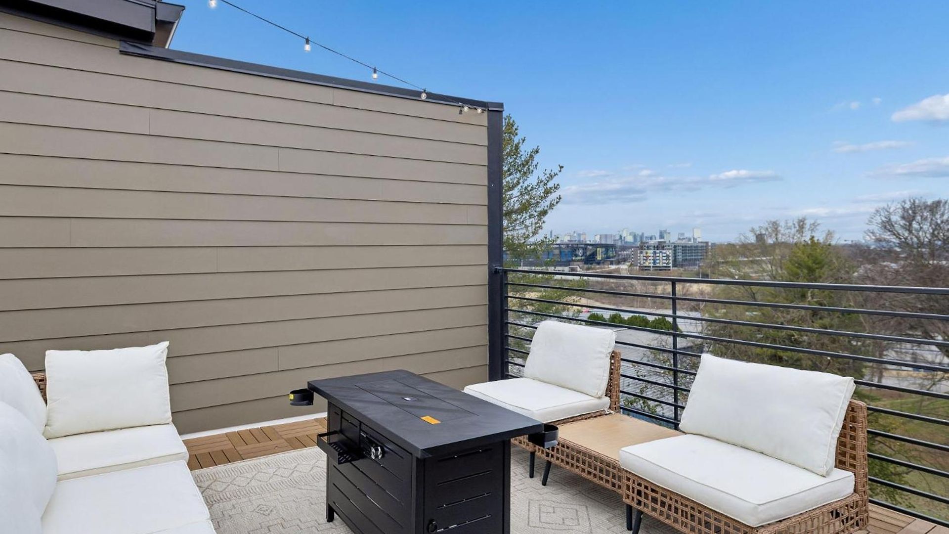 Chic Nash Townhouse Rooftop Patio And Views Holiday home *
