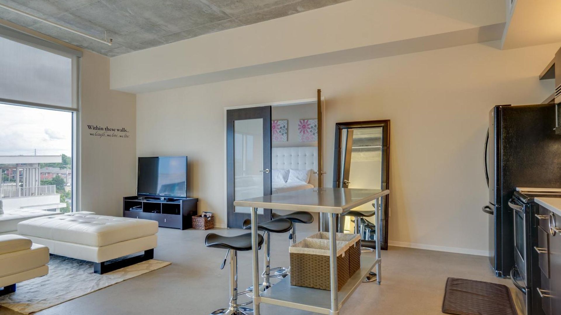Floor Living 1br 30 Day Min With Rooftop Deck Holiday home *