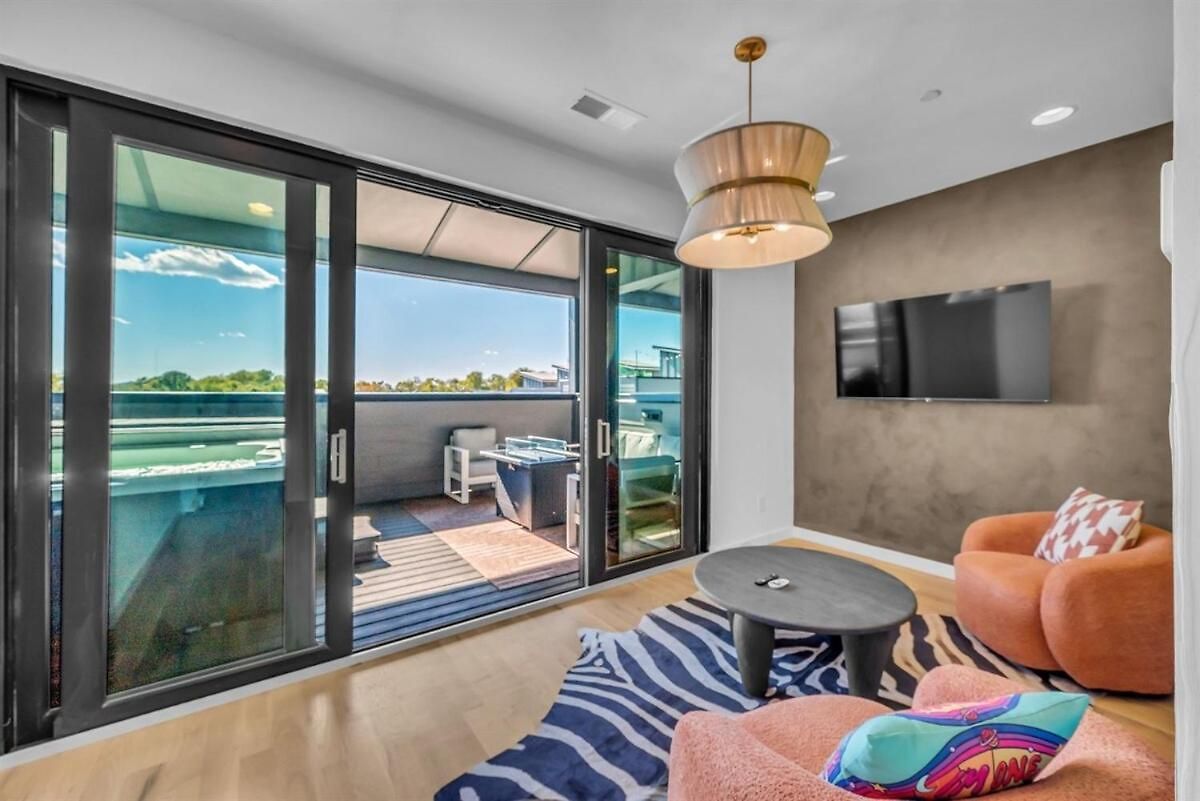 Holiday home Stylish 5br Retreat W Rooftop Hot Tub