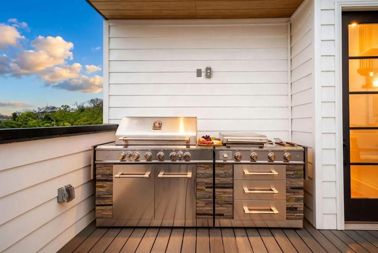 Elevator With Rooftop Hot Tub & Spacious Yard *