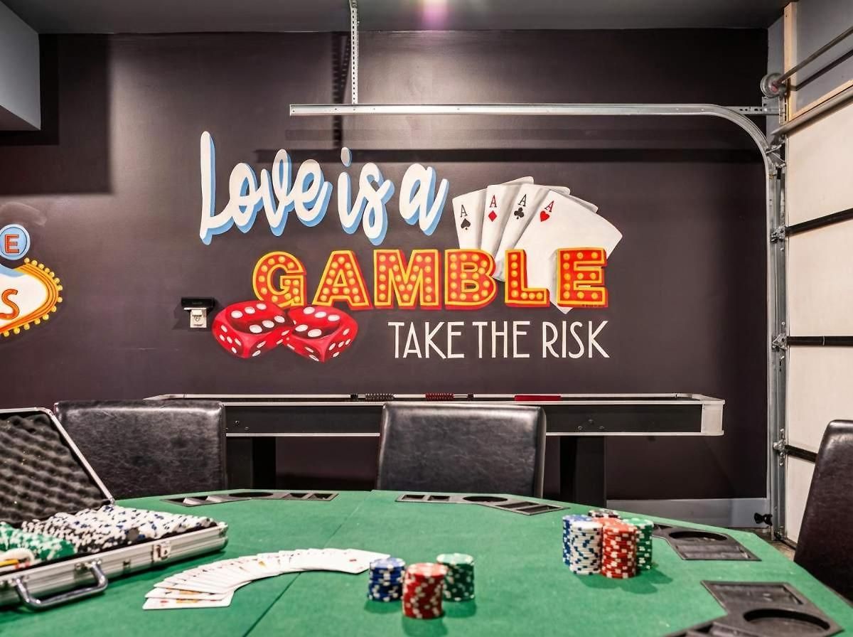 Private With Rooftop Game Near Downtown *