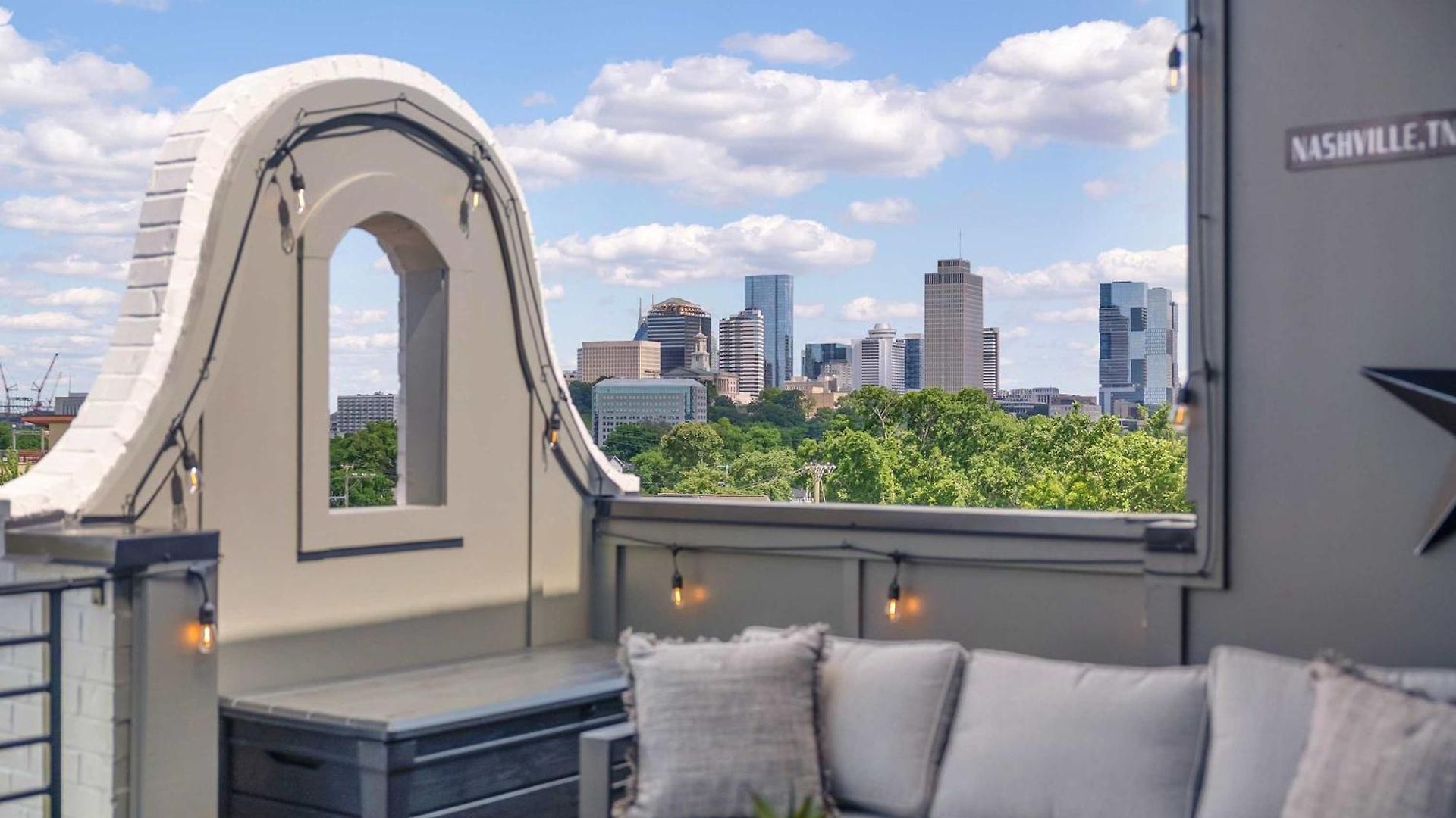Holiday home 2 Homes! Broadway Views, Rooftops & Karaoke Nashville