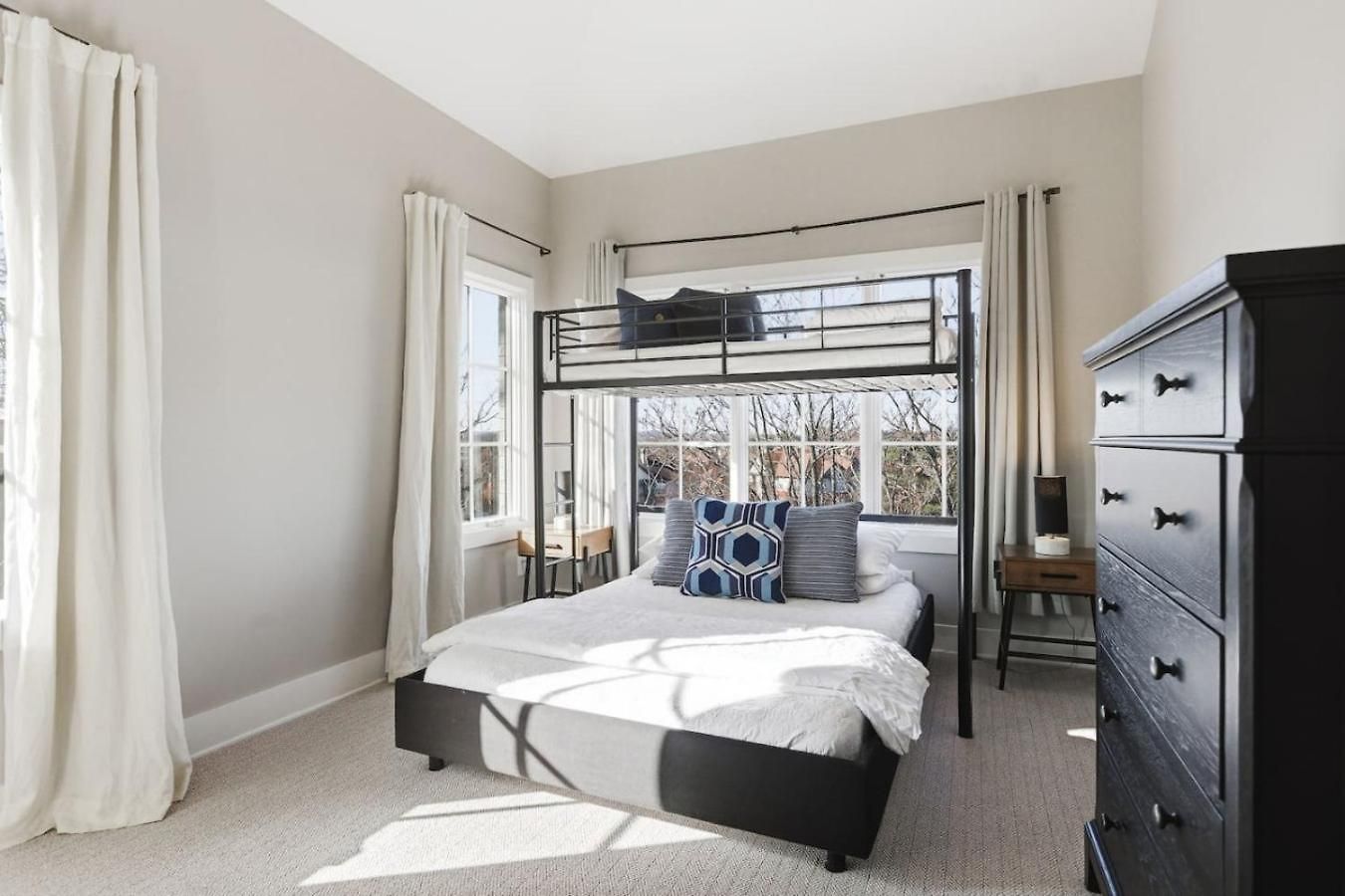 Near Vanderbilt And Belmont With Garage, Pool Table Holiday home