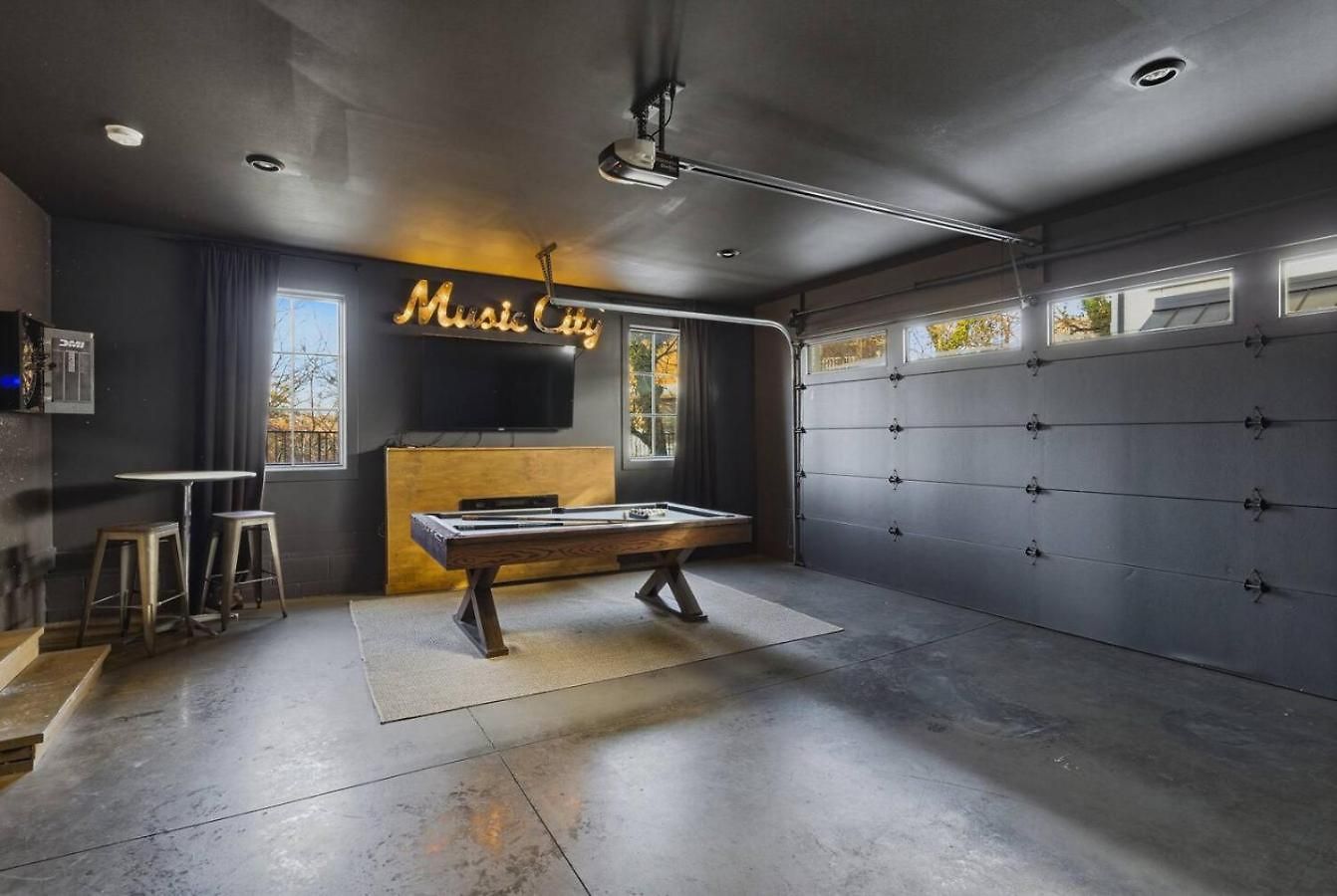 Near Vanderbilt And Belmont With Garage, Pool Table
