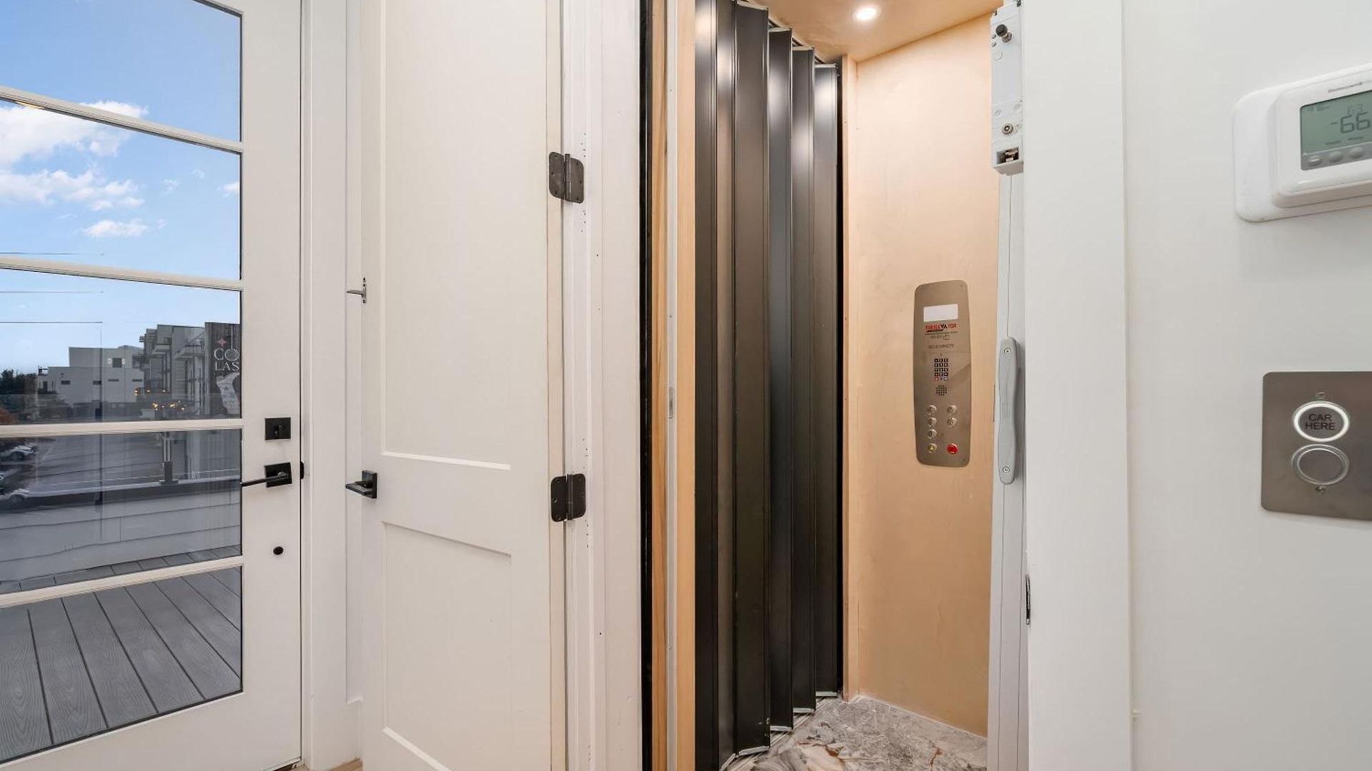 Elevator With Rooftop Hot Tub & Spacious Yard Holiday home