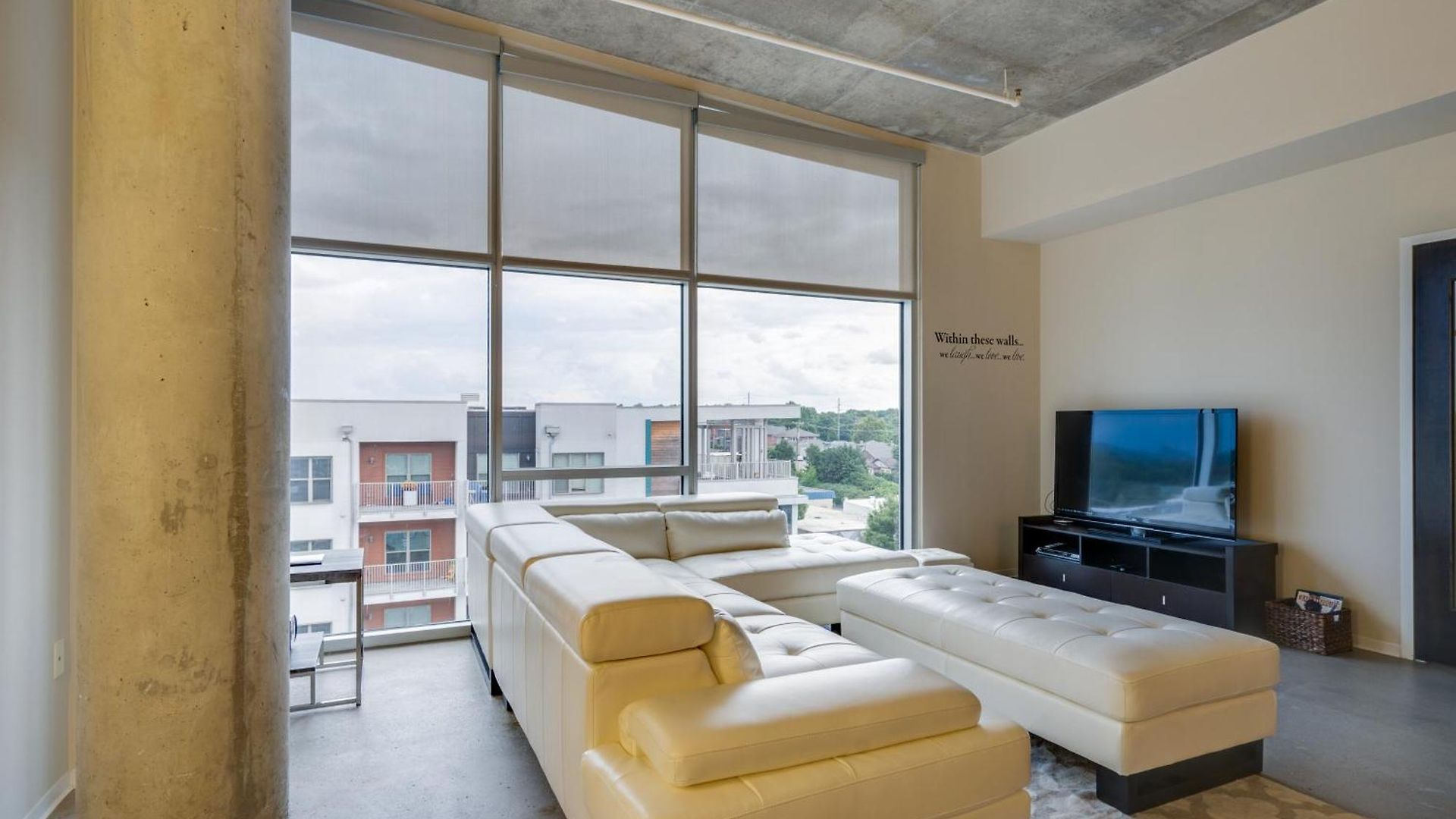 Floor Living 1br 30 Day Min With Rooftop Deck Holiday home Nashville