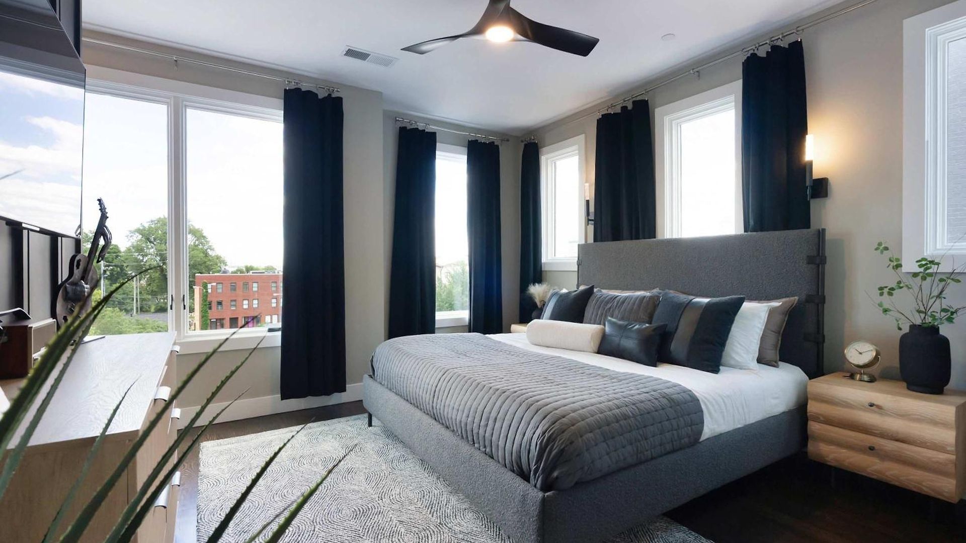 Holiday home 2 Homes! Broadway Views, Rooftops & Karaoke *