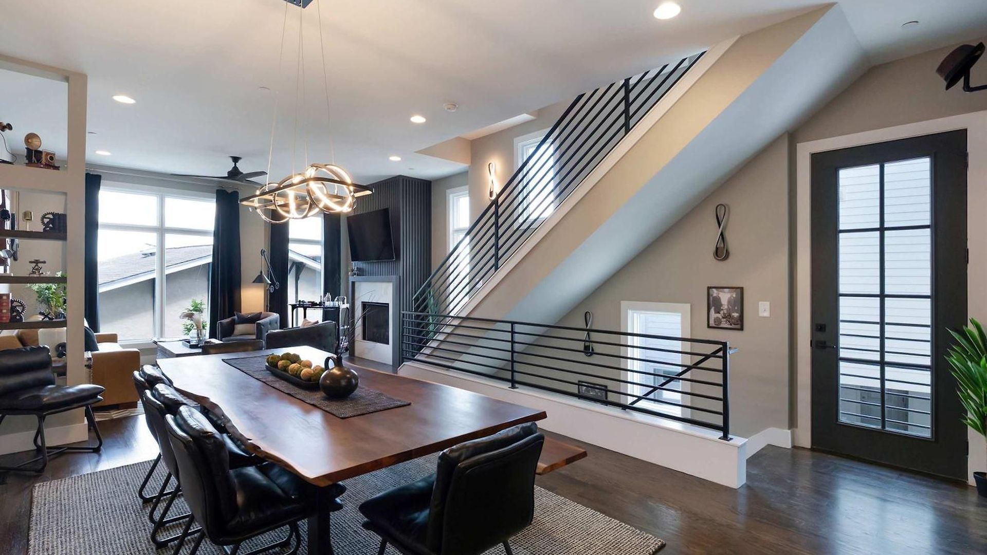 2 Homes! Broadway Views, Rooftops & Karaoke Holiday home *
