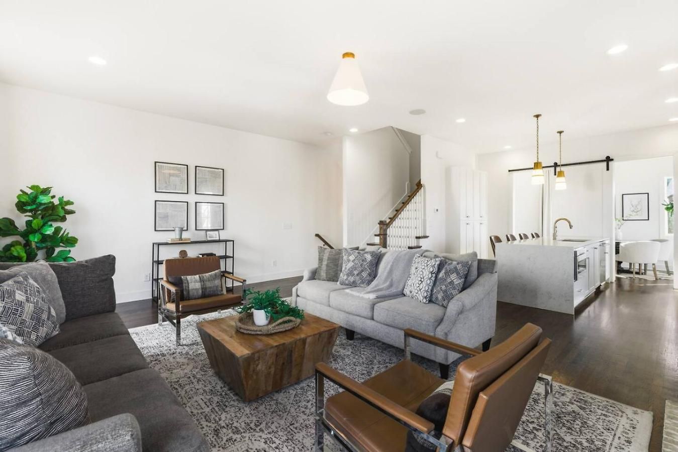 Near Vanderbilt And Belmont With Garage, Pool Table Holiday home Nashville