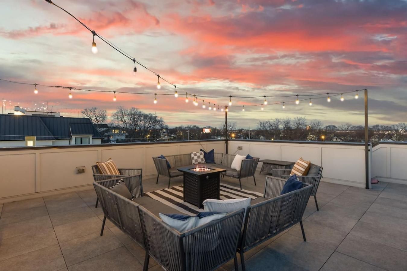 Holiday home View Only 1 Mile To Downtown With Garage And Rooftop