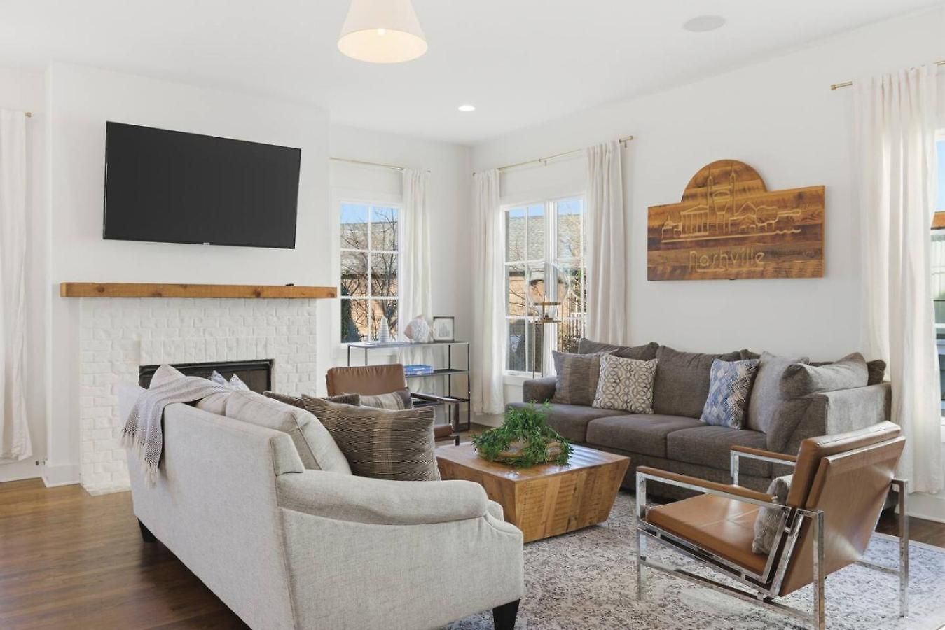 Near Vanderbilt And Belmont With Garage, Pool Table Holiday home *