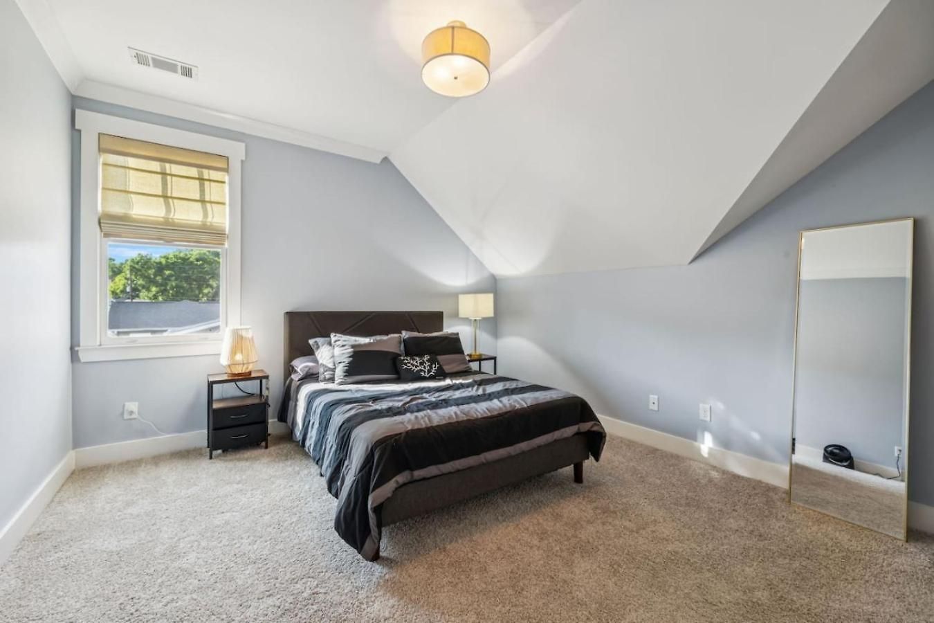 Walk To 12 South And Restaurants With Garage And Golf Simulator * Nashville