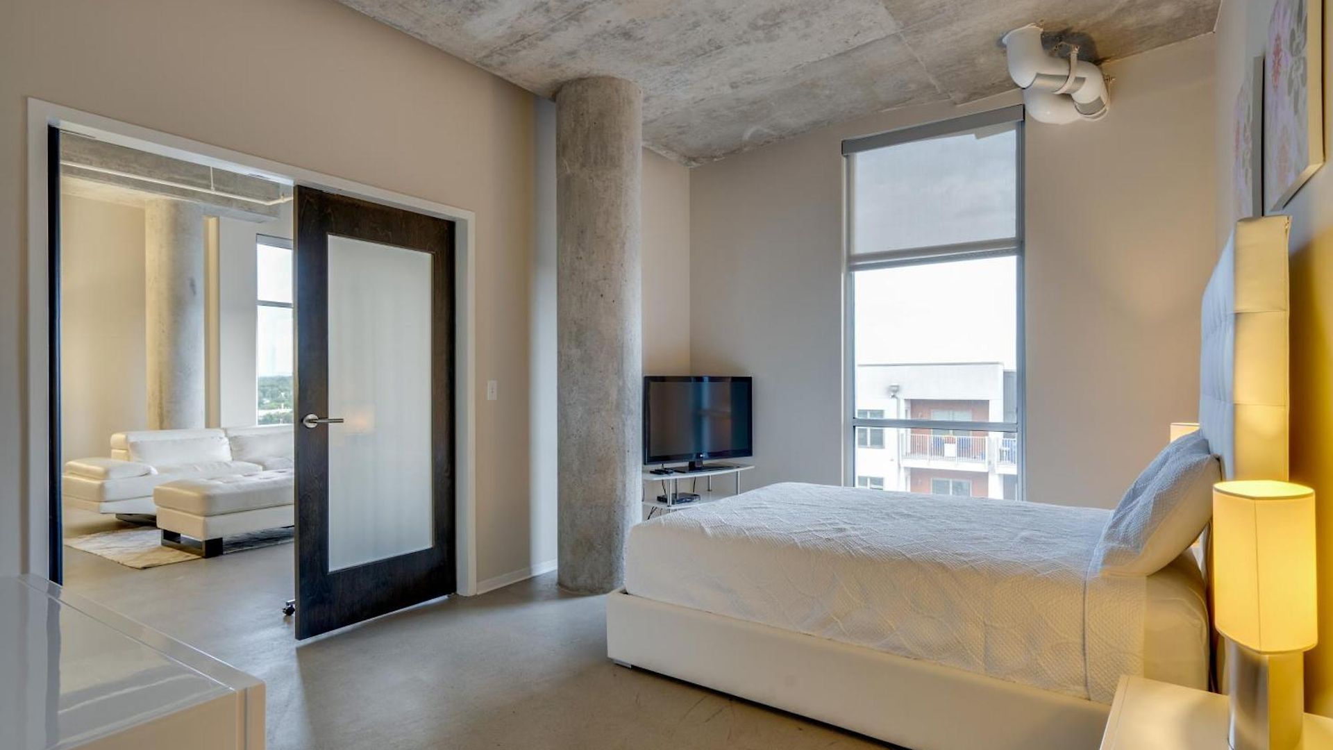 Floor Living 1br 30 Day Min With Rooftop Deck *