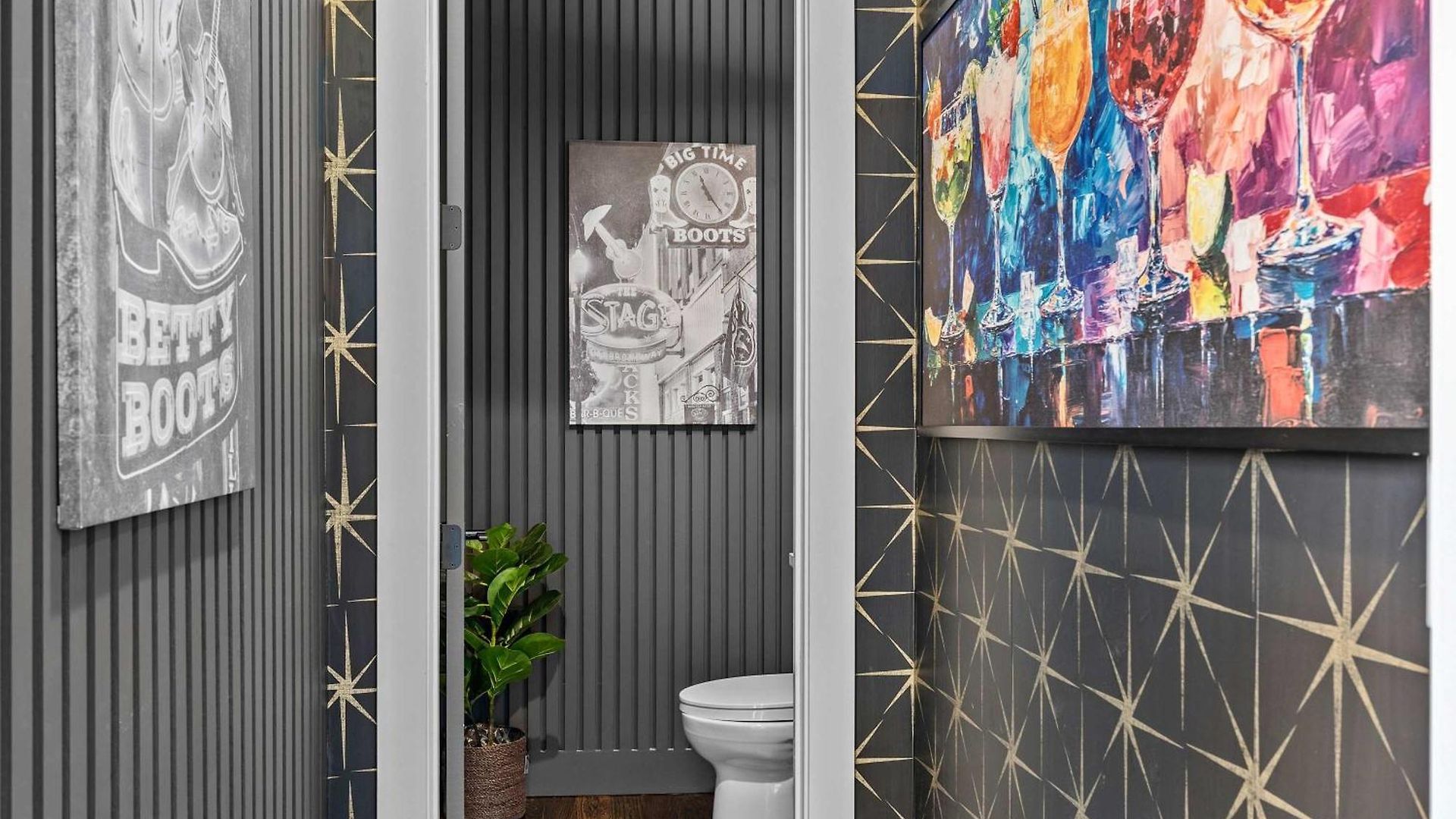 2 Side By Side Units Roof Decks Karaoke Murals Holiday home Nashville