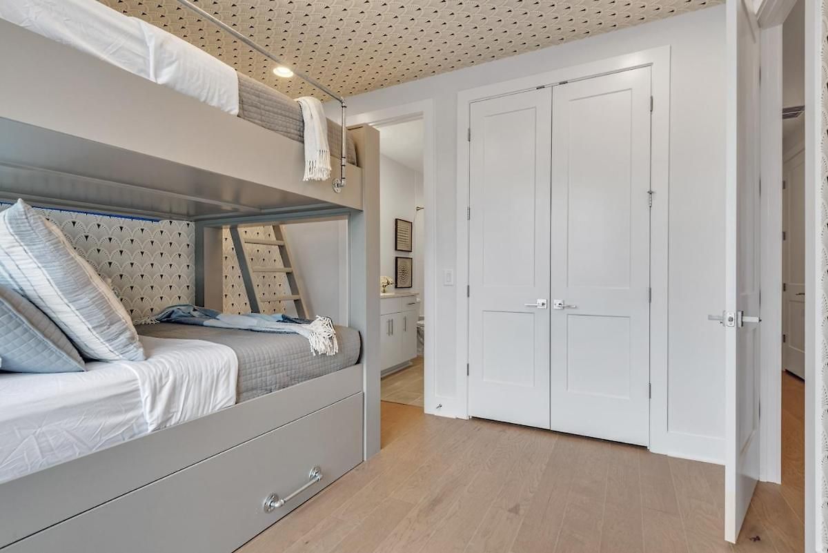Combined Townhome With 26 Beds - 2 Rooftops! *
