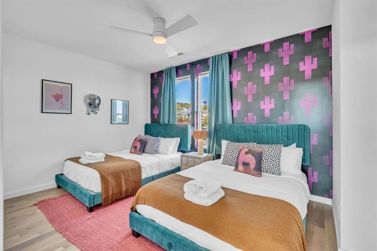 Holiday home Stylish 5br Retreat W Rooftop Hot Tub