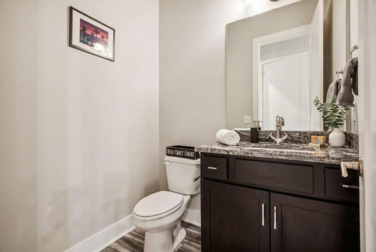 Private With Rooftop Game Near Downtown Holiday home