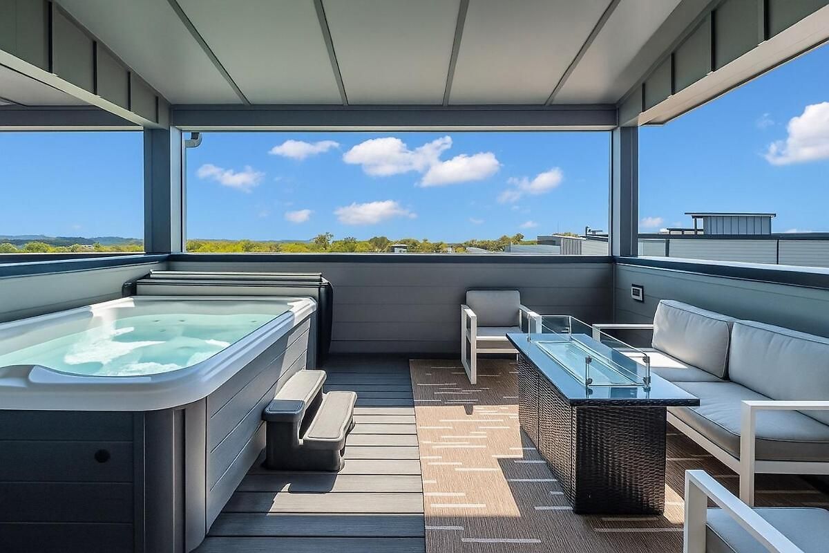 Holiday home Stylish 5br Retreat W Rooftop Hot Tub *