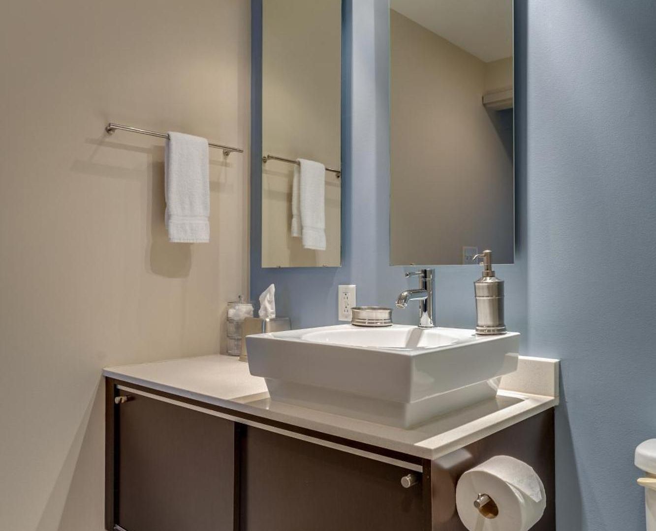 Floor Living 1br 30 Day Min With Rooftop Deck Holiday home Nashville