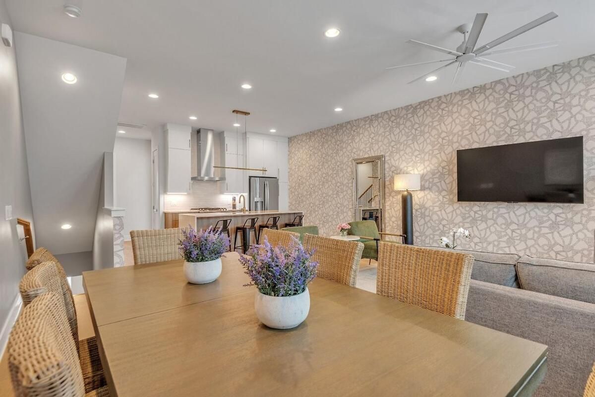 Combined Townhome With 26 Beds - 2 Rooftops! Holiday home Nashville