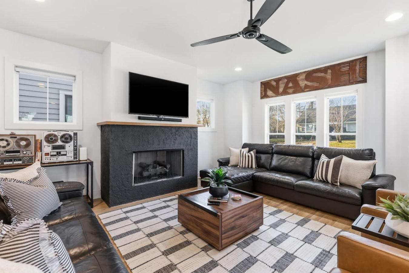 Modern House By Downtown With Garage And Fenced-in Yard *