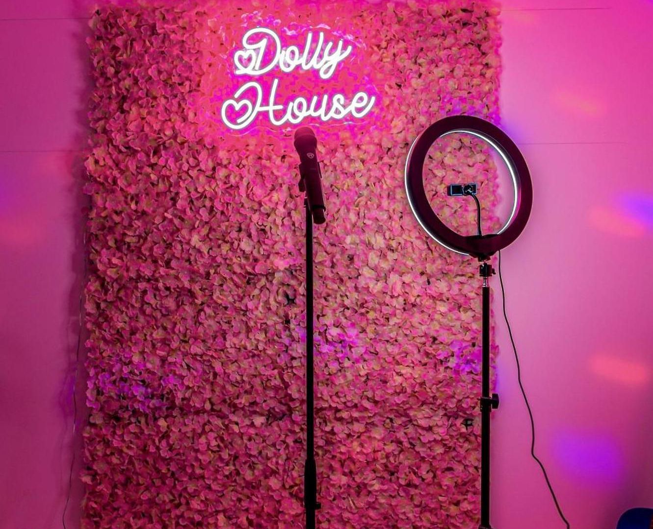 Hottub/karaoke-10m Dt-beg Your Parton? Dolly's Hm Nashville