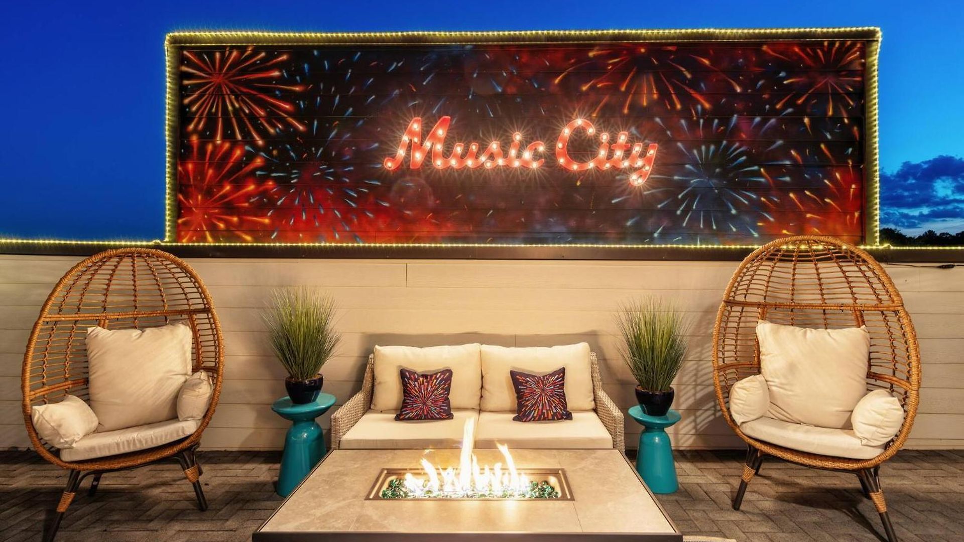 Skyline Rooftop • Game • Sonos Audio Holiday home