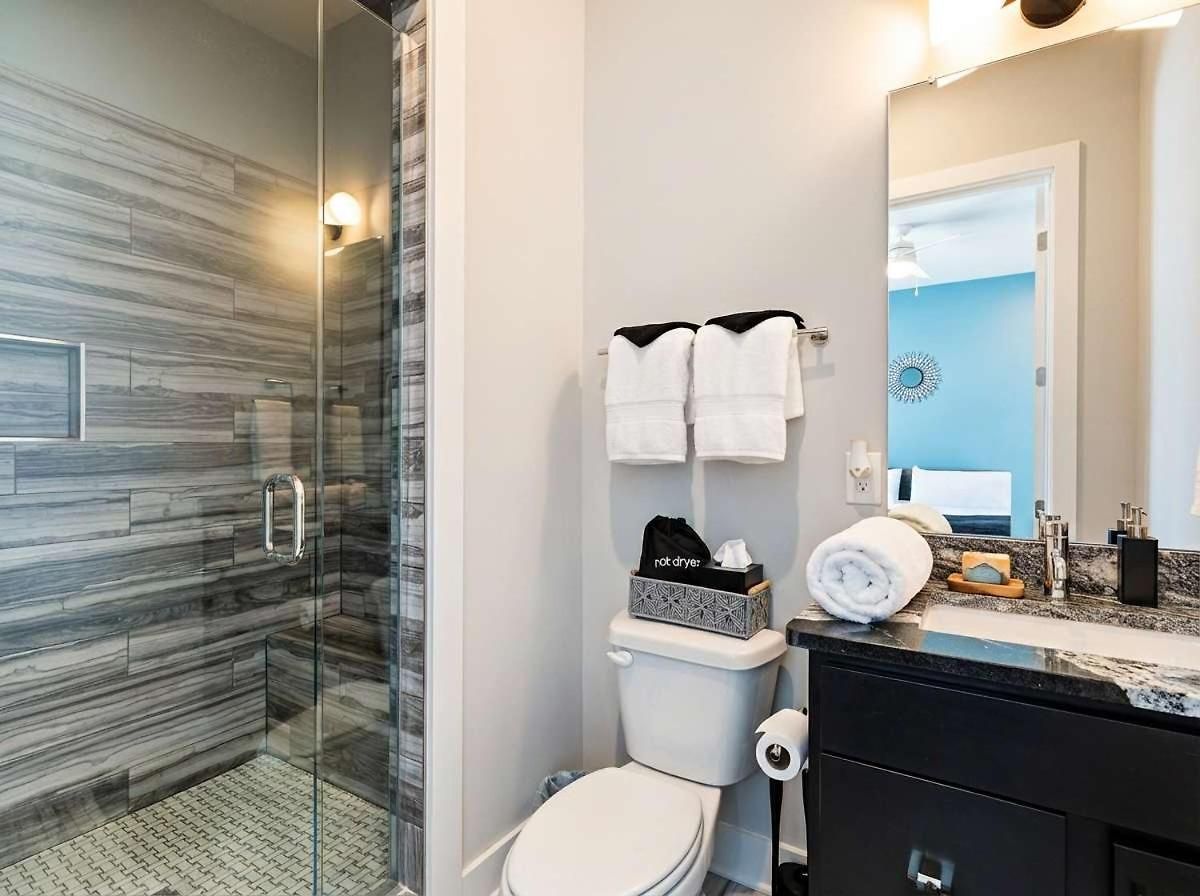 Private With Rooftop Game Near Downtown Holiday home *