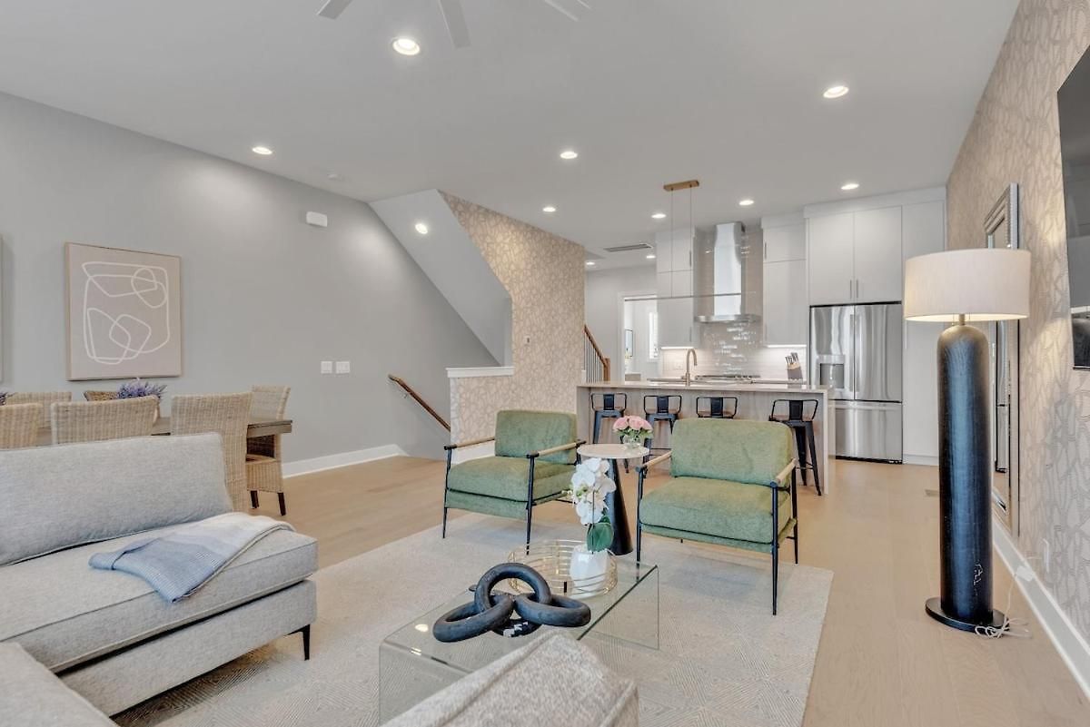 Combined Townhome With 26 Beds - 2 Rooftops!
