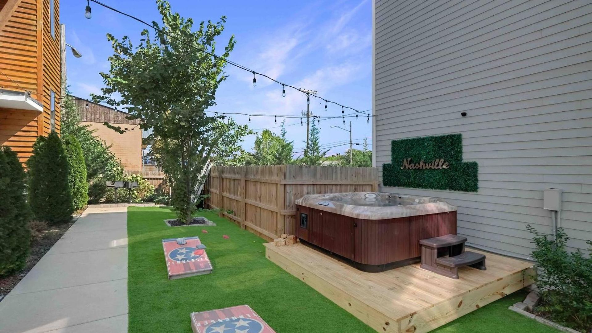 Hottub/karaoke-10m Dt-beg Your Parton? Dolly's Hm