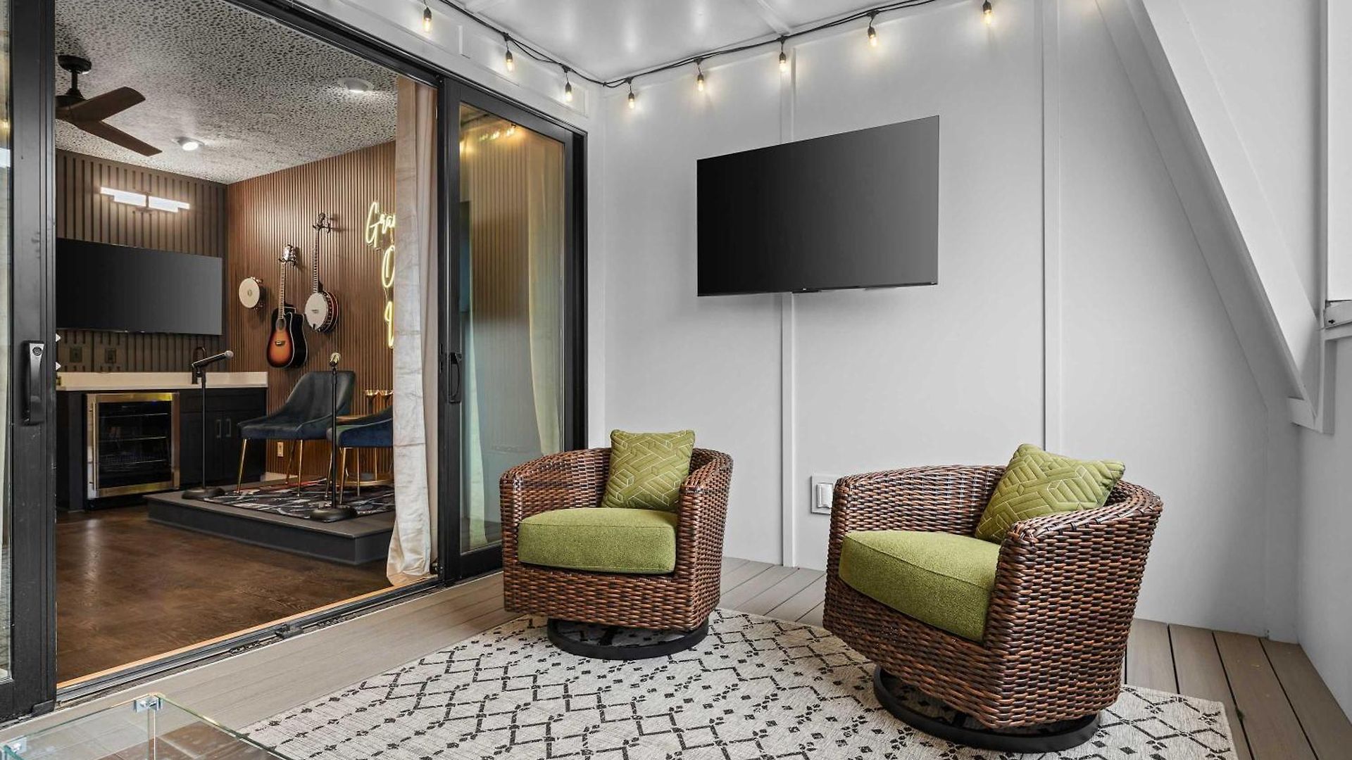 Elegant Nash Karaoke Haven With Rooftop Fire Table Holiday home Nashville