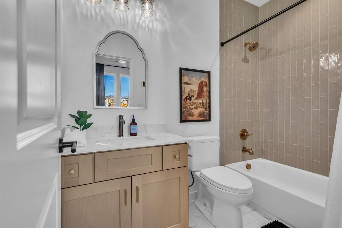 Stylish 5br Retreat W Rooftop Hot Tub Holiday home *