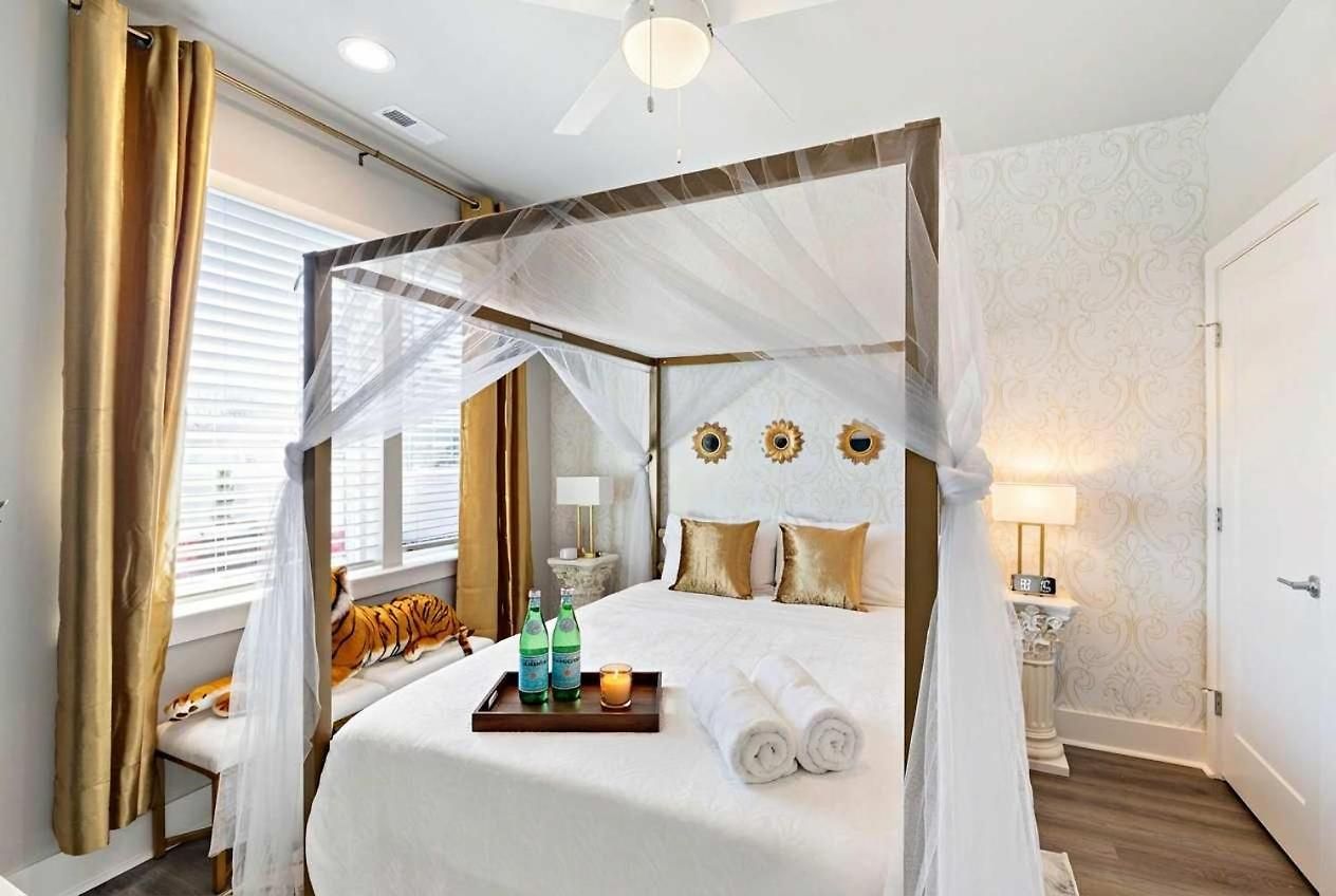 Private With Rooftop Game Near Downtown *