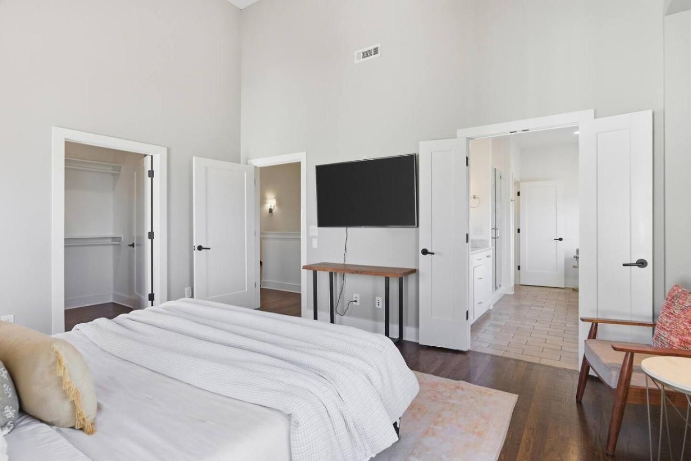 Near Vanderbilt And Belmont With Garage, Pool Table Holiday home Nashville