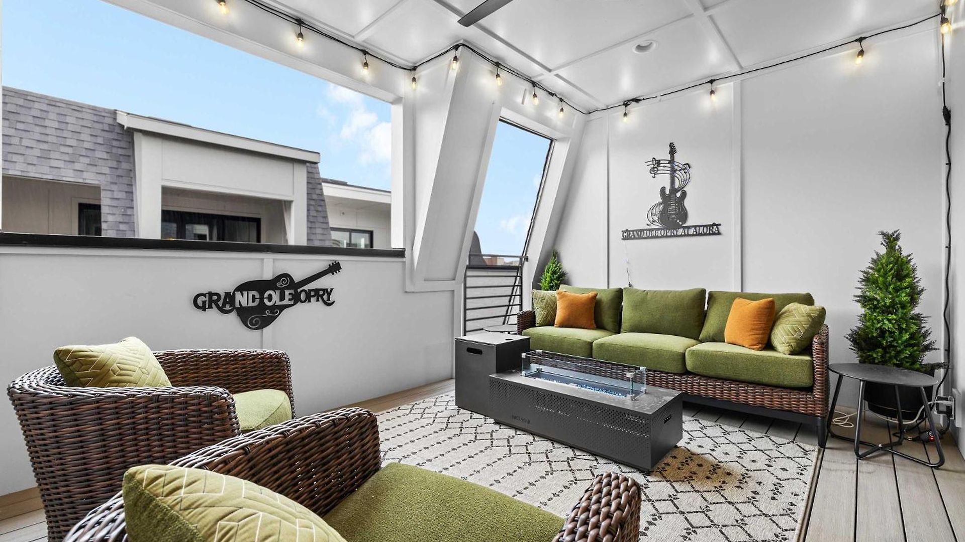 Elegant Nash Karaoke Haven With Rooftop Fire Table Holiday home Nashville