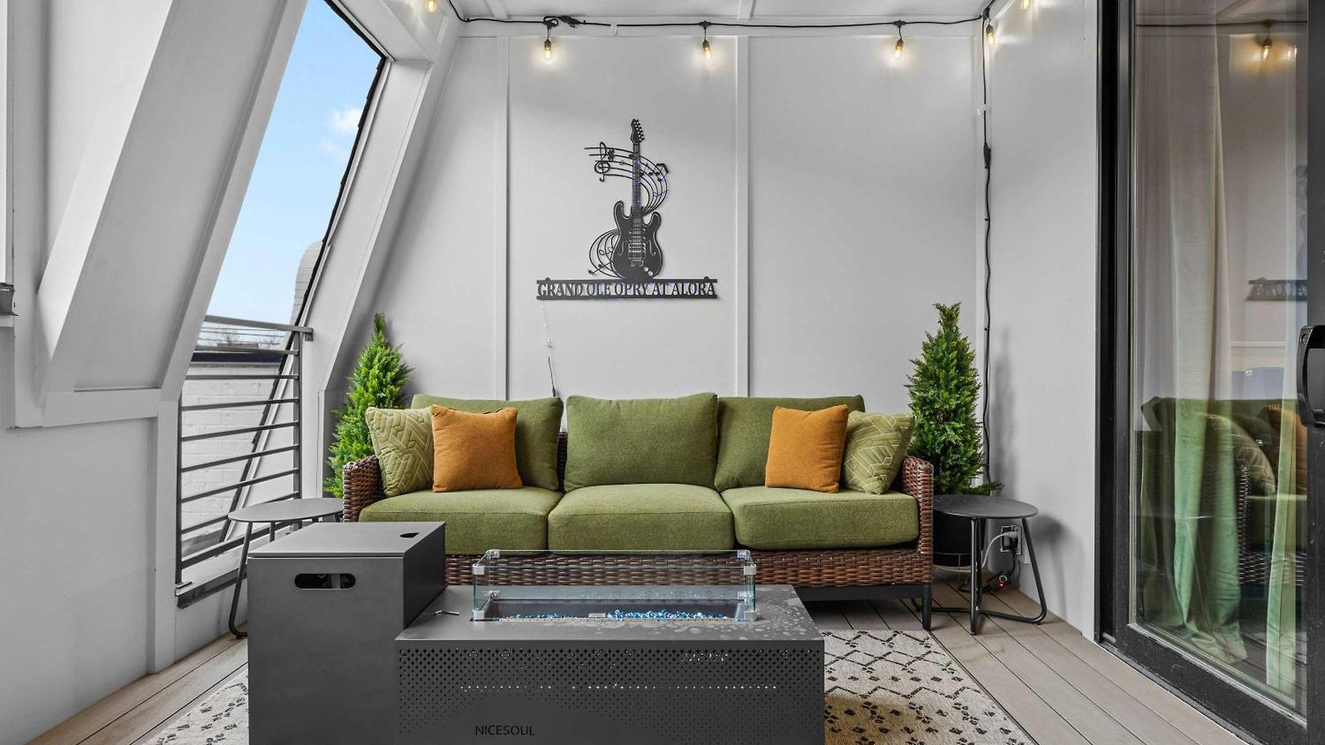 Holiday home Elegant Nash Karaoke Haven With Rooftop Fire Table *