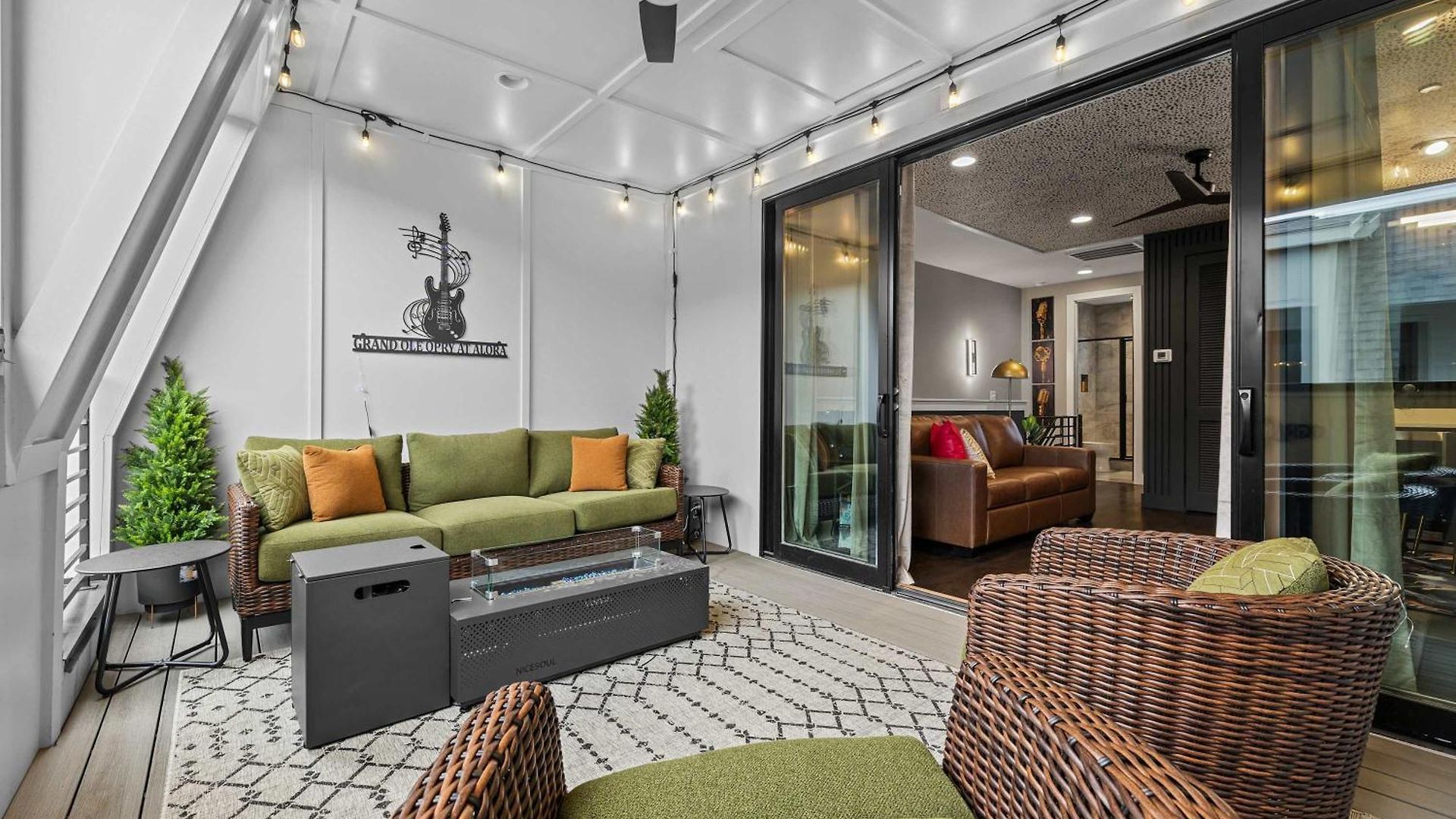 Elegant Nash Karaoke Haven With Rooftop Fire Table Holiday home Nashville
