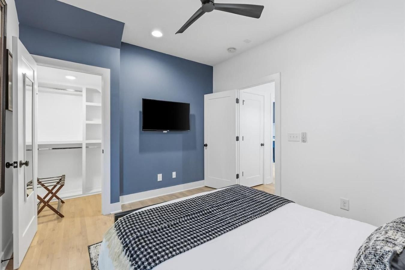 Modern House By Downtown With Garage And Fenced-in Yard Holiday home *