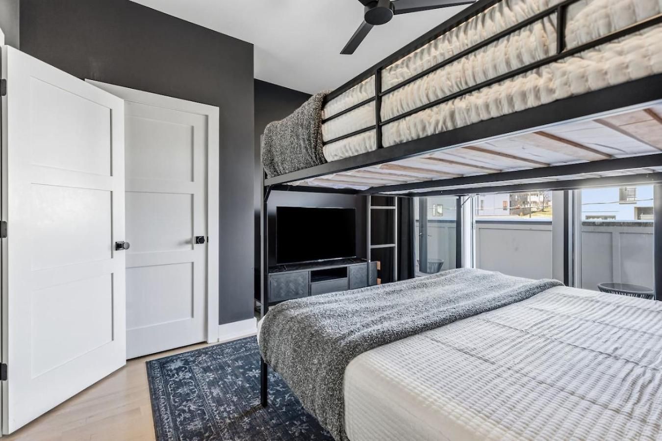 View Only 1 Mile To Downtown With Garage And Rooftop Holiday home