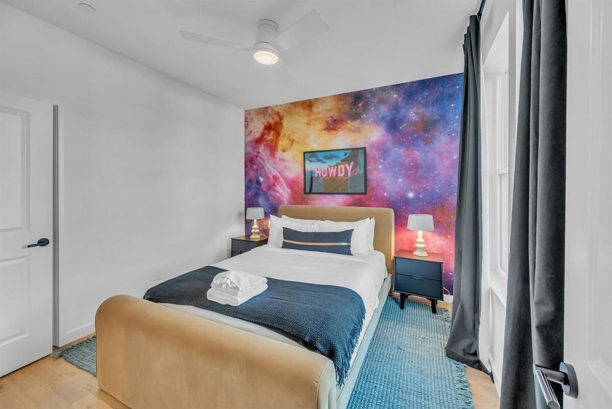 Stylish 5br Retreat W Rooftop Hot Tub *