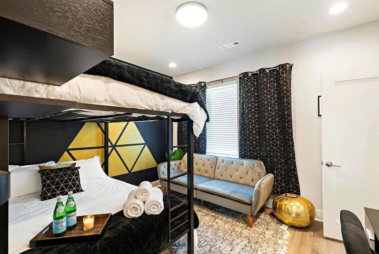 Private With Rooftop Game Near Downtown Holiday home